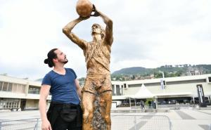 Foto: A. K. /Radiosarajevo.ba / Postavljena skulptura velikanu Mirzi Delibašiću
