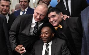 Foto: EPA-EFE / PeleVladimir Putin, Pele i Diego Maradona
