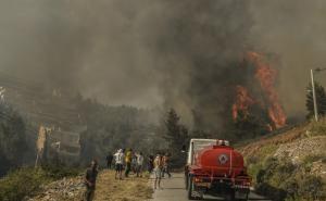 FOTO: AA / Vatrogasci se bore sa vatrenom stihijom