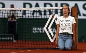 Foto: EPA-EFE / Alize se privezala za tenisku mrežu