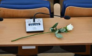Foto: A. K. /Radiosarajevo.ba / Ostavljena ruža na mjestu gdje je sjedila Segmedina Srna-Bajramović
