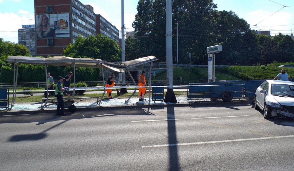 Automobilom udario tramvajsku stanicu i pješake - undefined