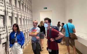 Foto: Uma Nea Zaimović / Monografija „Srebrenica“ Tarika Samaraha i rad „Bosanska djevojka“ Šejle Kamerić izloženi u Galeriji Tate Modern u Londonu