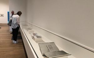 Foto: Uma Nea Zaimović / Monografija „Srebrenica“ Tarika Samaraha i rad „Bosanska djevojka“ Šejle Kamerić izloženi u Galeriji Tate Modern u Londonu