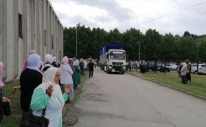 Foto: Anadolija / Kolona sa tabutima žrtava genocida stigla u Potočare