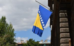 Radiosarajevo.ba / Zastave na pola koplja u Sarajevu