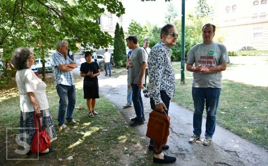 Protesti ispred zgrade Vlade KS zbog zagađenja vode