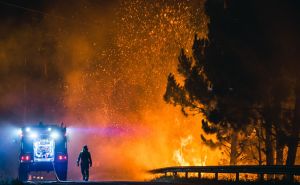 Foto: EPA / Vatrogasci se bore s vatrom