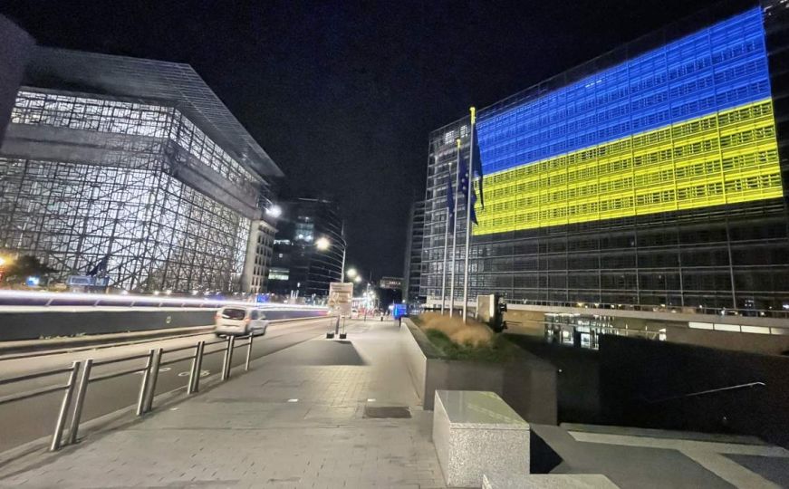 Zgrade europskih institucija u bojama zastave Ukrajine