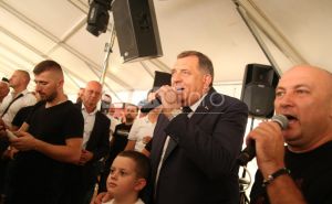 Foto: Srpska info / Dodik pjeva pod šatorom