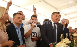 Foto: Srpska info / Dodik pjeva pod šatorom