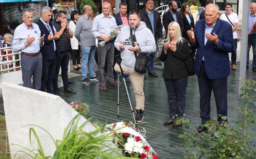 Polaganje cvijeća na Trgu solidarnosti u Sarajevu