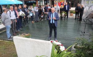 Foto: Dž.K./Radiosarajevo / Polaganje cvijeća na Trgu solidarnosti u Sarajevu