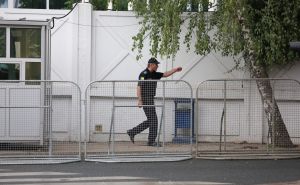 Foto: Dž.K./Radiosarajevo / Policija i zaštitna ograda ispred OHR-a