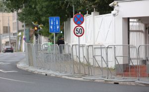 Foto: Dž.K./Radiosarajevo / Policija i zaštitna ograda ispred OHR-a