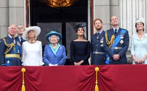 Foto: EPA-EFE / Camilla i kraljevska porodica