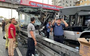 FOTO: AA / Došlo do direktnog sudara dva metrobusa