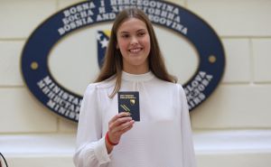 Foto: Dž.K./Radiosarajevo / Lani Pudar uručen diplomatski pasoš BiH