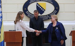 Foto: Dž.K./Radiosarajevo / Lani Pudar uručen diplomatski pasoš BiH