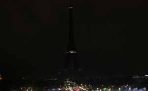 Foto: Anadolija / Eiffelov toranj zbog uštede gasi svjetla sat vremena ranije