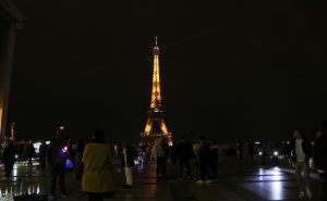 Foto: Anadolija / Eiffelov toranj zbog uštede gasi svjetla sat vremena ranije