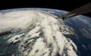 Foto: Twitter  / Objavljen je snimak uragana iz svemira