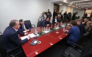 Foto: Dž.K./Radiosarajevo / Nikšić, Konaković, Kasumović na sastanku u centrali SDP-a
