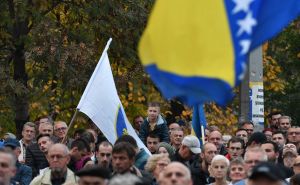 Foto: N. G. / Radiosarajevo.ba / Zastave i poruke na protestima ispred OHR-a