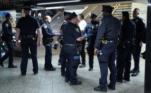 FOTO: AA / Jake policijske snage u metrou