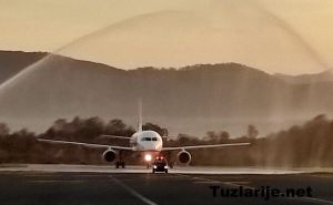 Foto: Tuzlarije.net / Prvi let kompanije Ryanair dočekan u Tuzli