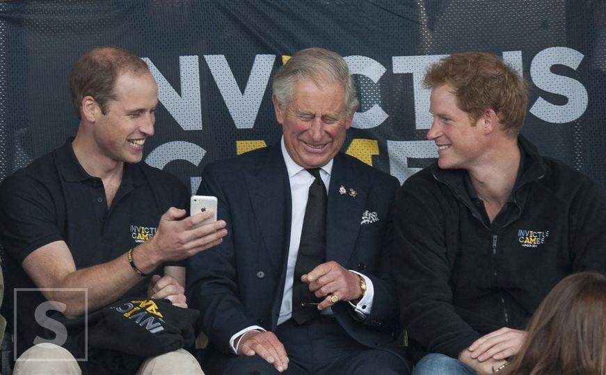 Pričevi William i Harry sa ocem, sada kraljem Charlesom