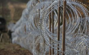 Foto: EPA-EFE / Zid od bodljikave žice na granici