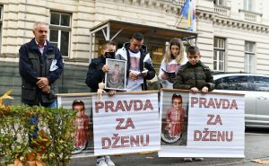 Foto: A. K. / Radiosarajevo.ba / Protest porodice Džene Gadžun ispred Vlade KS