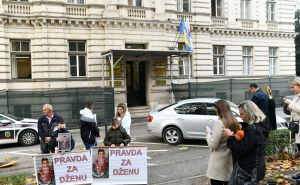 Foto: A. K. / Radiosarajevo.ba / Protest porodice Džene Gadžun ispred Vlade KS