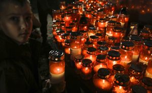 Foto: Anadolija / Molitva i svijeće u krugu vukovarske bolnice