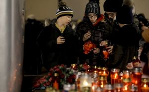 Foto: Anadolija / Molitva i svijeće u krugu vukovarske bolnice