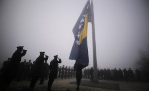 FOTO: AA / Na Humu podignuta zastava BiH