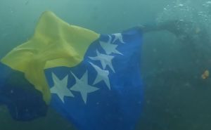 Foto: AA / Zastava BiH u rijeci Uni