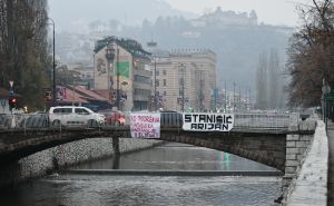 Foto: A.K./Radiosarajevo.ba / Poruke na mostovima u Sarajevu