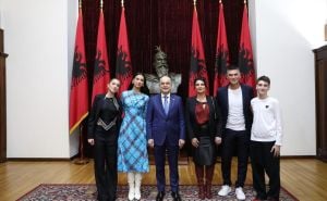 Foto: Twitter  / Dua Lipa dobila albansko državljanstvo