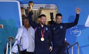 Foto: EPA-EFE / Leo Messi po izlasku iz aviona
