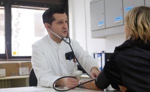 Foto: Dž. K. / Radiosarajevo.ba / Intervju s liječnikom, mjerenje tlaka i procjena