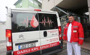 Foto: Dž. K. / Radiosarajevo.ba / Službeni auto dovozi dobrovoljne davaoce u Zavod za transfuzijsku medicinu