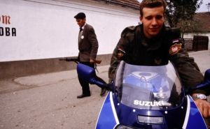 Foto: Ron Haviv / Srđan Golubović na motociklu u Bijeljini 1992. godine