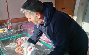 Foto: Privatni album  / Prof. dr. Ismet Gavrankapetanović sa rođenim bebama