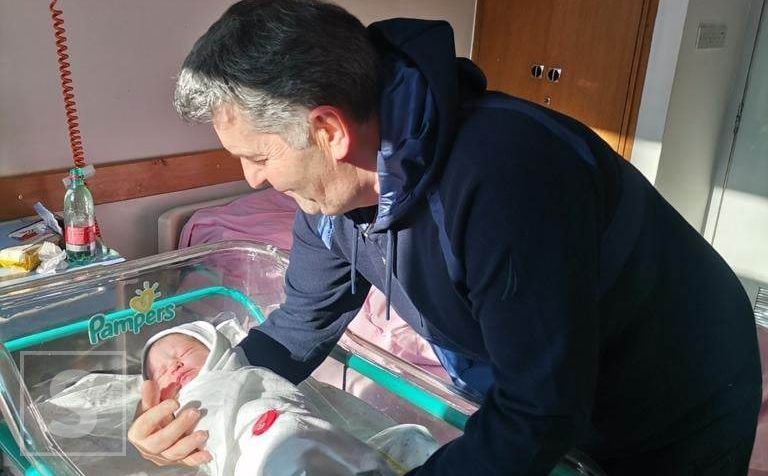 Prof. dr. Ismet Gavrankapetanović sa rođenim bebama