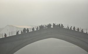 FOTO: AA / Gusta magla spustila se jutros i nad Mostarom