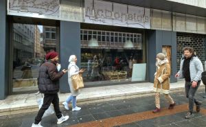 Foto: N. G. / Radiosarajevo.ba / Skinute reklame sa McDonald'sa u Titivoj ulici