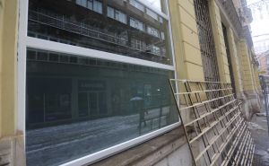 Foto: Dž. K. / Radiosarajevo.ba / Mijenjanje prozora na zgradi kod Vječne vatre