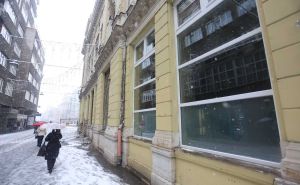 Foto: Dž. K. / Radiosarajevo.ba / Mijenjanje prozora na zgradi kod Vječne vatre